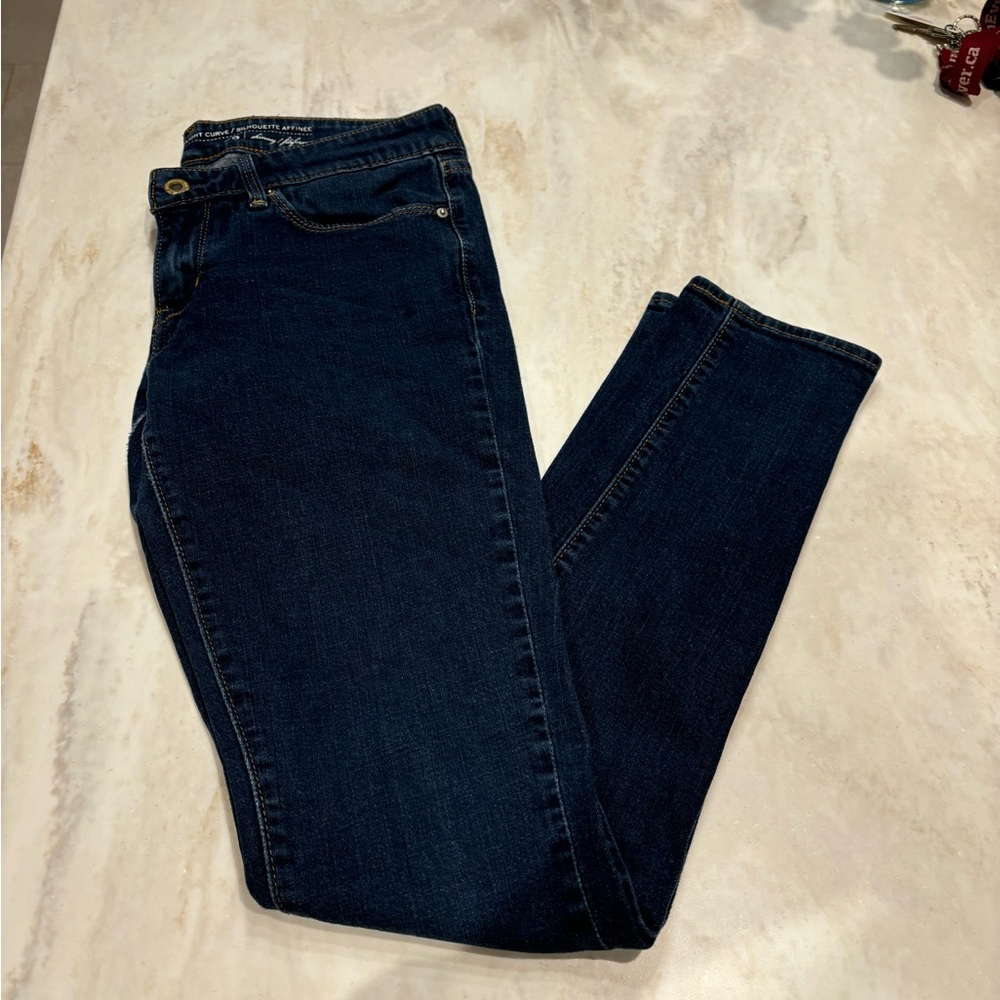Levi’s Dark Wash Slight Curve Skinny Jeans. Size 28W x 34L.